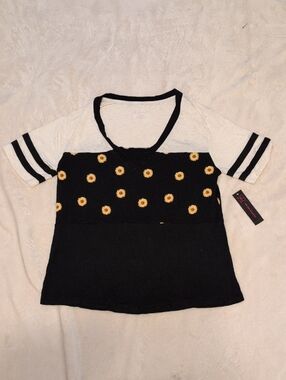 No Boundaries Black & White Sunflower V-Neck Tee Size Medium (7-9) Juniors Nwt